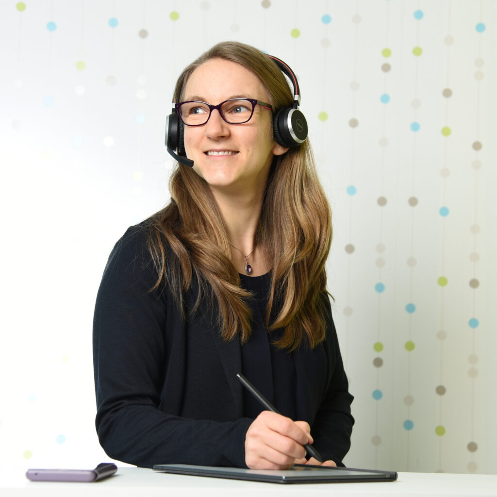 Business Dame Portrait mit Headset und Tablet